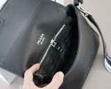 入手困難 プラダ コピーおすすめ  ショルダーバッグを斜め掛けにする