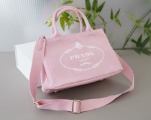 高品質 プラダ 激安通販  ショルダーバッグを斜め掛けにする