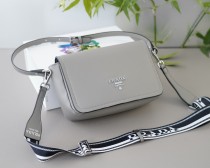 累積売上総額第１位！プラダ  n級品  ショルダーバッグを斜め掛けにする