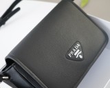 入手困難 プラダ コピーおすすめ  ショルダーバッグを斜め掛けにする