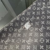 追跡付 ルイヴィトン 激安通販 2025 FW限定グレーの穴開け水洗いレッド刺繍ジーンズ