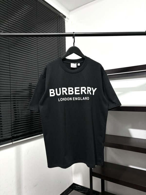 入手困難 バーバリー 激安偽物 胸元の定番アルファベットプリント半袖Tシャツ