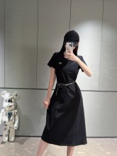 ★超人気 プラダ コピー 25早春の三角バッグワンピース2色