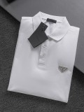 【限定】プラダ コピーおすすめ 胸の金属三角標の右側に赤い皮のステッチ刺繍を施した半袖Tシャツ