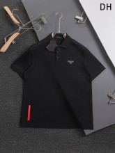 日本未入荷 プラダ 偽物通販  胸の金属三角標の右側に赤い皮のステッチ刺繍を施した半袖Tシャツ