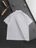 【限定】プラダ コピーおすすめ 胸の金属三角標の右側に赤い皮のステッチ刺繍を施した半袖Tシャツ