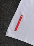 【限定】プラダ コピーおすすめ 胸の金属三角標の右側に赤い皮のステッチ刺繍を施した半袖Tシャツ