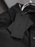 日本未入荷 プラダ 偽物通販  胸の金属三角標の右側に赤い皮のステッチ刺繍を施した半袖Tシャツ