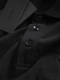 日本未入荷 プラダ 偽物通販  胸の金属三角標の右側に赤い皮のステッチ刺繍を施した半袖Tシャツ