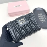 【限定】ミュウミュウ n級品 短財布