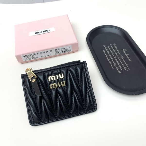 【話題商品！】ミュウミュウ コピーおすすめ 短財布