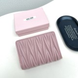 日本未入荷 ミュウミュウ 激安偽物 短財布