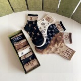 入手困難 グッチ n級品 定番ミドル丈アクセサリーソックススタッズソックス