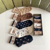 入手困難 グッチ n級品 定番ミドル丈アクセサリーソックススタッズソックス