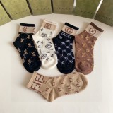 入手困難 グッチ n級品 定番ミドル丈アクセサリーソックススタッズソックス