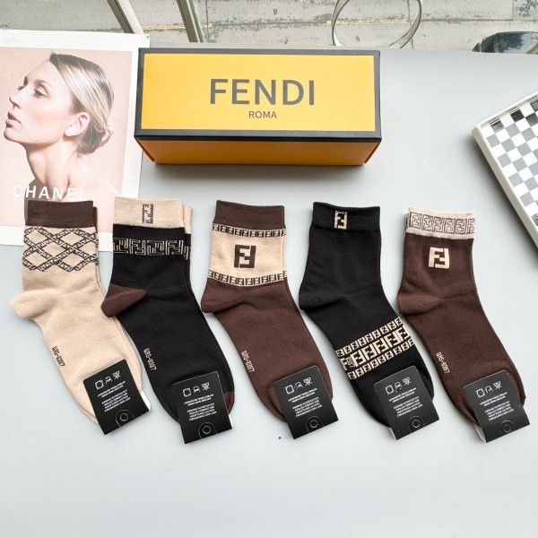 日本未入荷 フェンディ 激安偽物 のミドル丈スタッズソックス