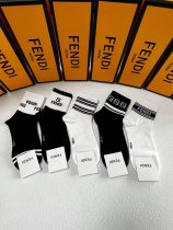 超奇跡の入荷☆ フェンディ コピー の定番ミドル丈スタッズソックス