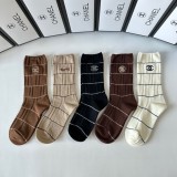 日本未入荷 シャネル スーパーコピー の新刺繍入りミドル丈スタッズソックス
