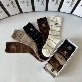 日本未入荷 シャネル スーパーコピー の新刺繍入りミドル丈スタッズソックス