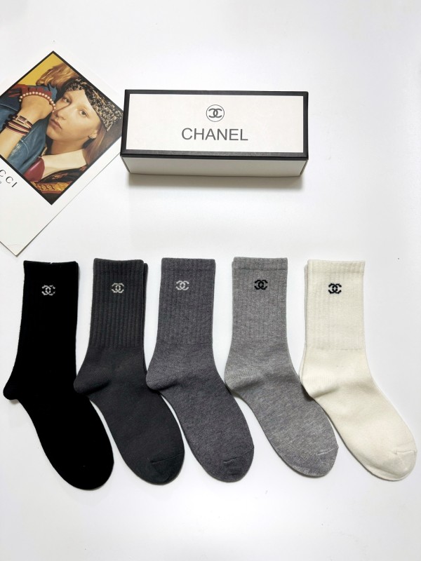 高品質 シャネル コピーおすすめ の定番ダブルCアルファベットロゴカシミヤ混紡中筒ソックス