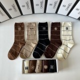 日本未入荷 シャネル スーパーコピー の新刺繍入りミドル丈スタッズソックス