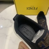 日本未入荷 フェンディ n級品 メンズ スニーカー