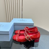 新作 プラダ 激安偽物 ランウェイモデル角丸パンチメアリージェーンの太ヒール