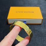 日本未入荷 ルイヴィトン コピー LVアルファベットイエローゴールドワイドミディアムプリント彫刻ロゴブレスレット