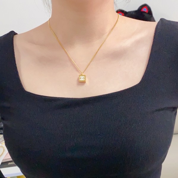 【限定】 シャネル スーパーコピー Chanelの厚金白黒両面ネックレス