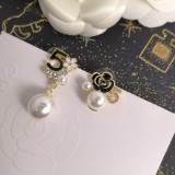 入手困難 シャネル コピーおすすめ Chanel のアルファベット5文字椿の花をちりばめた真珠ピアスアクセサリー