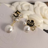 入手困難 シャネル コピーおすすめ Chanel のアルファベット5文字椿の花をちりばめた真珠ピアスアクセサリー