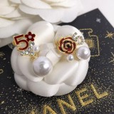 入手困難 シャネル コピーおすすめ Chanel のアルファベット5文字椿の花をちりばめた真珠ピアスアクセサリー