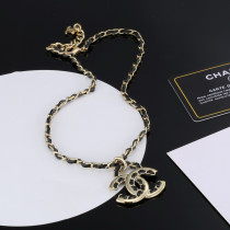 超話題! シャネル n級品 のアルファベットの黒革ネックレス