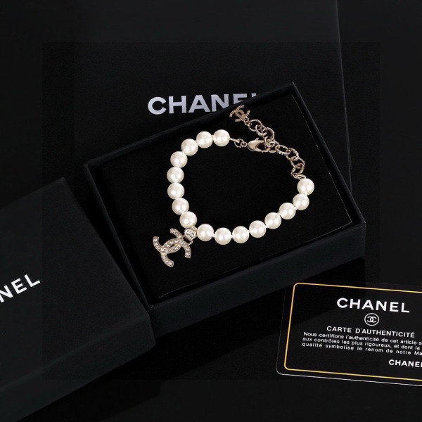 入手困難 シャネル n級品 Chanelの新型パールブレスレット