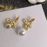 入手困難 シャネル コピーおすすめ Chanel のアルファベット5文字椿の花をちりばめた真珠ピアスアクセサリー