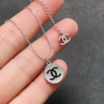 使い勝手良し シャネル n級品 ChanelのダブルCシルバーネックレス