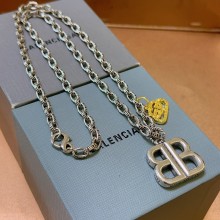 追跡付 バレンシアガ コピーおすすめ Balenciagaの ネックレス