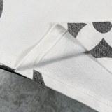 使い勝手良し☆ ルイヴィトン 偽物通販  25 ssクラシックなオールドフラワーアルファベットのグラデーションロゴがプリントされた半袖クルーネックTシャツ