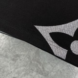 超奇跡の入荷☆ ルイヴィトン コピーおすすめ 25 ss新作クラシックなオールドフラワーアルファベットのグラデーションロゴがプリントされた半袖クルーネックTシャツ