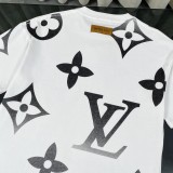 使い勝手良し☆ ルイヴィトン 偽物通販  25 ssクラシックなオールドフラワーアルファベットのグラデーションロゴがプリントされた半袖クルーネックTシャツ