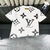 使い勝手良し☆ ルイヴィトン 偽物通販  25 ssクラシックなオールドフラワーアルファベットのグラデーションロゴがプリントされた半袖クルーネックTシャツ
