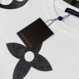 使い勝手良し☆ ルイヴィトン 偽物通販  25 ssクラシックなオールドフラワーアルファベットのグラデーションロゴがプリントされた半袖クルーネックTシャツ