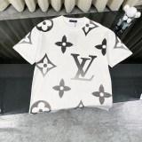 使い勝手良し☆ ルイヴィトン 偽物通販  25 ssクラシックなオールドフラワーアルファベットのグラデーションロゴがプリントされた半袖クルーネックTシャツ