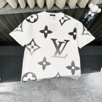 使い勝手良し☆ ルイヴィトン 偽物通販  25 ssクラシックなオールドフラワーアルファベットのグラデーションロゴがプリントされた半袖クルーネックTシャツ