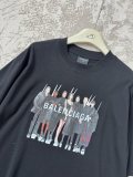 入手困難 バレンシアガ 激安通販 SS 25キャラクターアルファベットロゴ幾何学模様プリントラウンドネック半袖Tシャツ