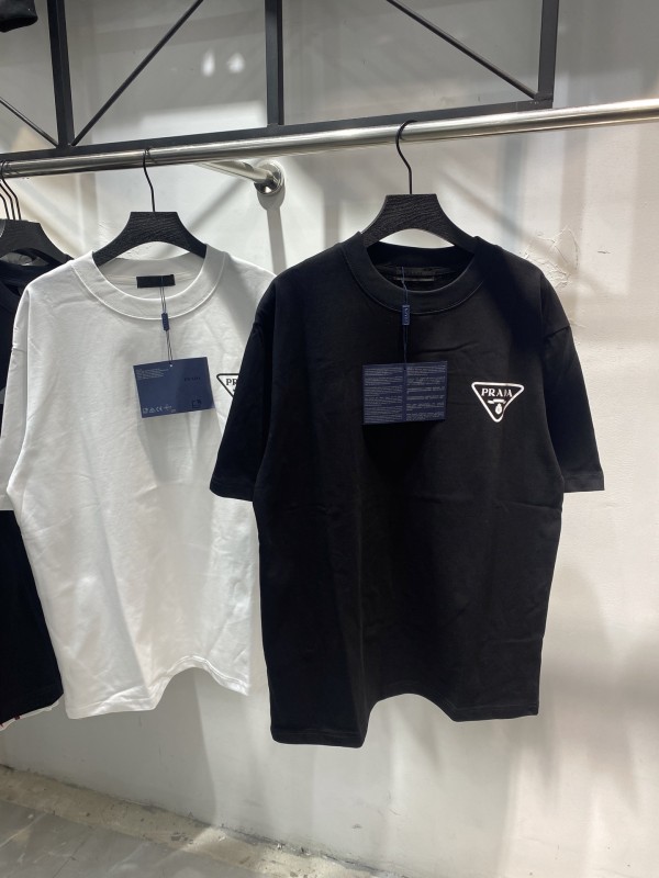 入手困難 プラダ 偽物通販  定番三角標字子小標印象半袖Tシャツ2色