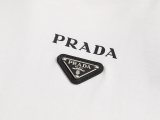 高品質  プラダ スーパーコピー 25 ssの新しい胸元のメタル三角標プリントの半袖Tシャツ