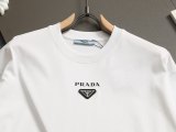 高品質  プラダ スーパーコピー 25 ssの新しい胸元のメタル三角標プリントの半袖Tシャツ