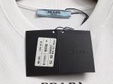 高品質  プラダ スーパーコピー 25 ssの新しい胸元のメタル三角標プリントの半袖Tシャツ