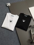 高品質  プラダ スーパーコピー 25 ssの新しい胸元のメタル三角標プリントの半袖Tシャツ